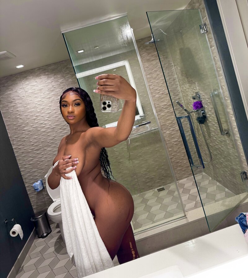 Exclusive photo of beautiful Big Ass by ChocolateKay (@Streamchocolatekay) and real Bathroom and Black