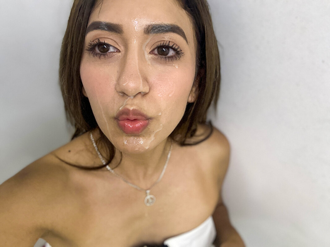 Exclusive photo of beautiful Babe by Artemis Carmona (@artemiscarmona) and real Cum and Cute