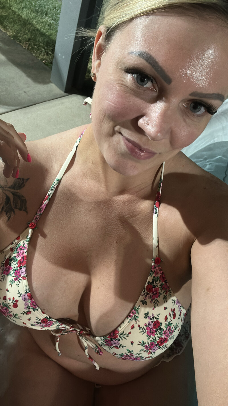 Exclusive photo of beautiful Big Tits by Haley | 6'3 Big Titty Blonde 🍒🩷 (@haleyonlyxo) and real Boobs and Blonde