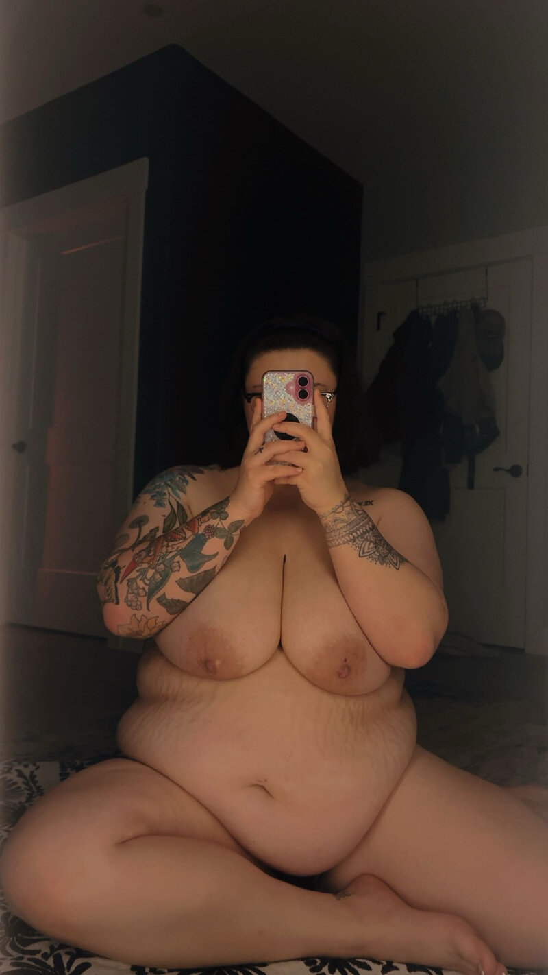 Exclusive photo of beautiful Amateur by Kate 🌙 (@katesmoonbeam) and real Boobs, BBBW and BBW