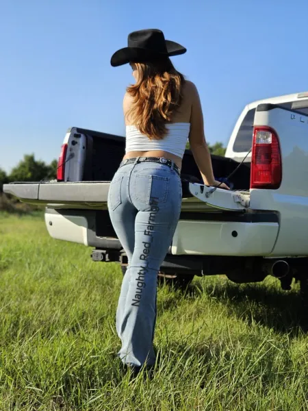 naughtyredfarmgirl