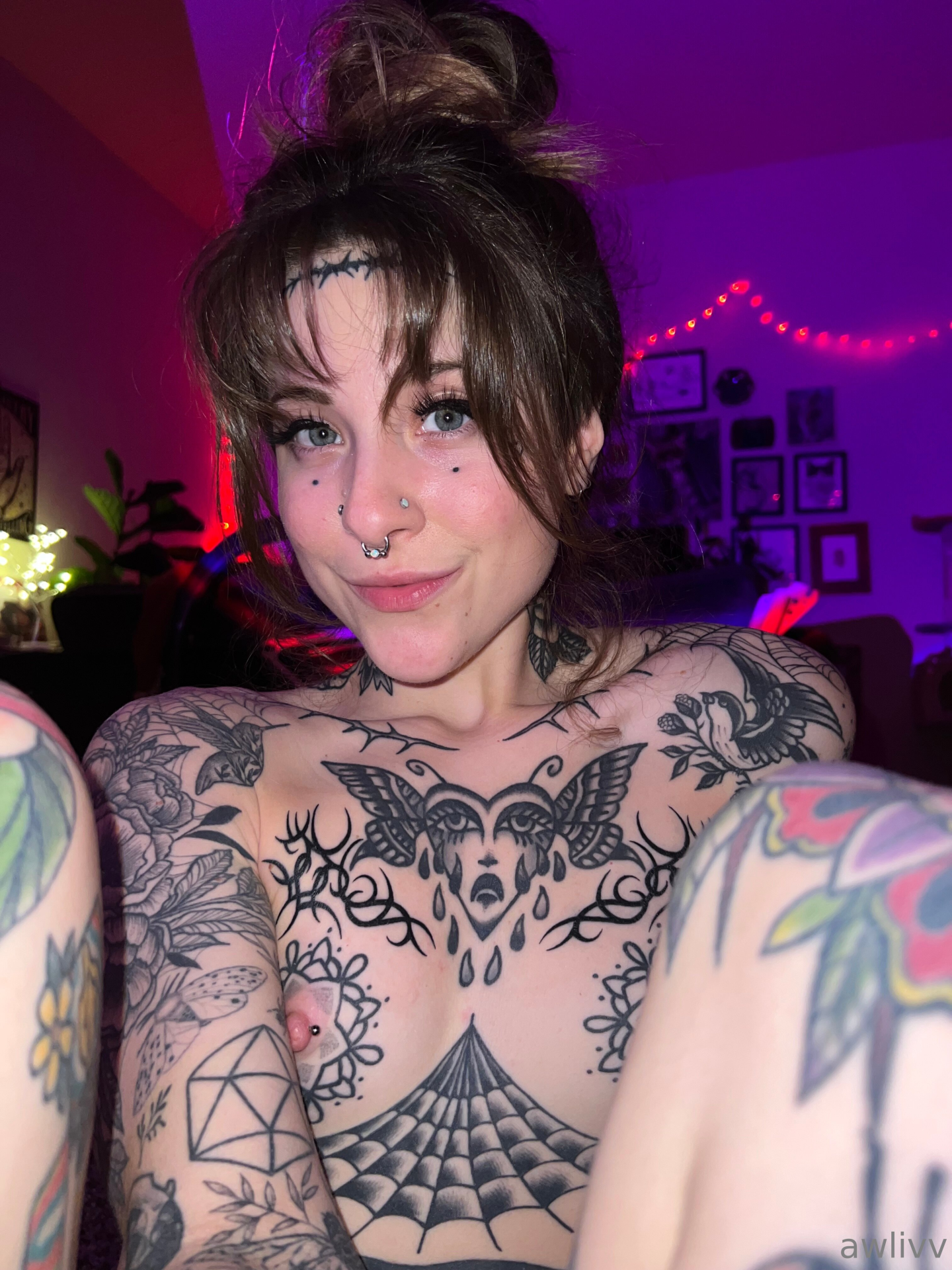 Exclusive photo of beautiful Brunette by OnlyFans Leaks (@of-leaks) and real Eye Contact, Lips and Freckles
