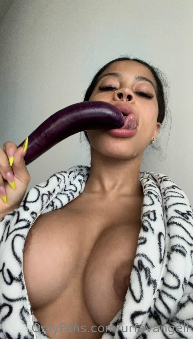 Exclusive photo of beautiful Big Tits by OnlyFans Leaks (@of-leaks) and real Brunette and Food Fetish