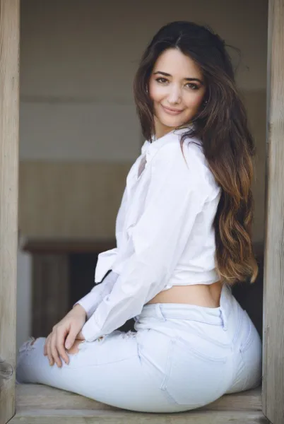 brunette-female-jeans-15
