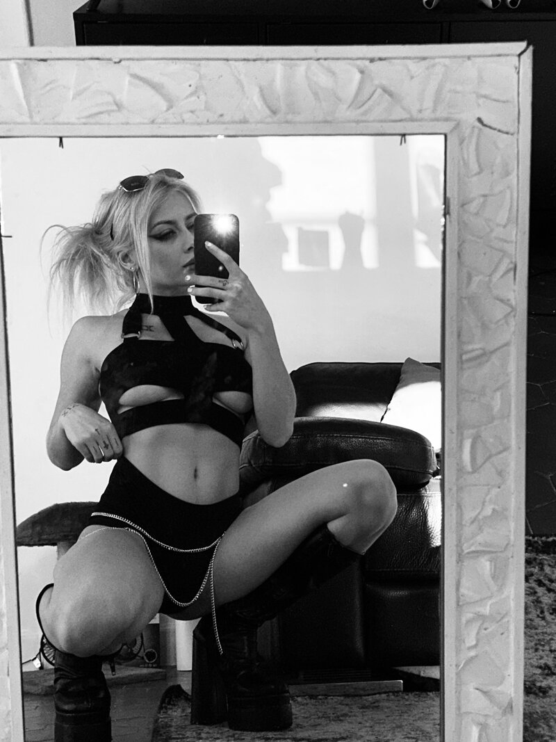 Exclusive photo of beautiful Alt by Elvira (@sinsixs) and real Blonde, Egirl and Boots