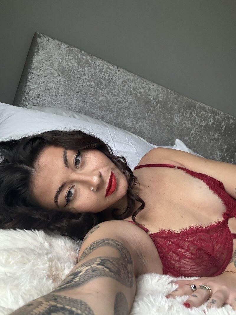 Exclusive photo of beautiful Babe by Goddess Violette👸🏻💜 (@violettegoddess) and real Bra and Curly Hair