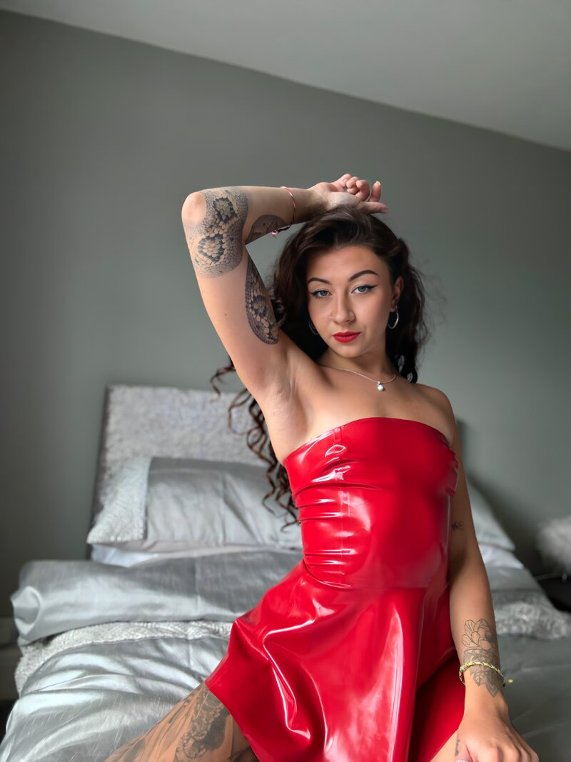 Exclusive photo of beautiful Armpits by Goddess Violette👸🏻💜 (@violettegoddess) and real Armpit and Brunette