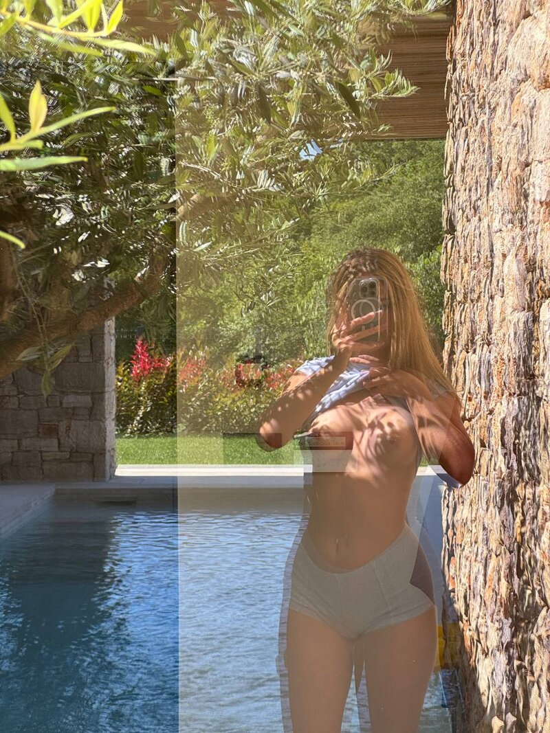 Exclusive photo of beautiful Blonde by zhara 😇 (@zharajuicyy) and real Babe and Cute