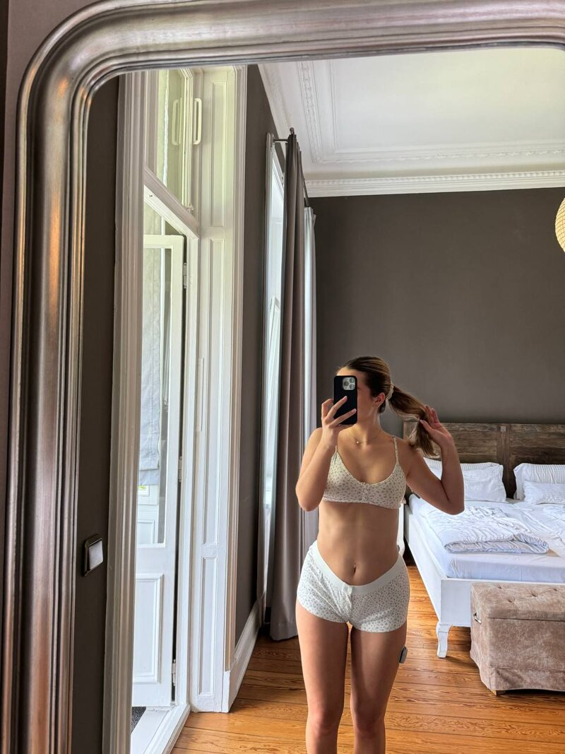 Exclusive photo of beautiful Mirror by zhara 😇 (@zharajuicyy) and real Non-nude, Teen and Selfie