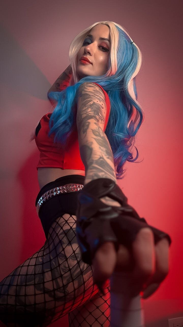 Exclusive photo of beautiful Amateur by Zoe Cox 🖤🤍 (@zoecoxvip) and real Cosplay and Curly Hair
